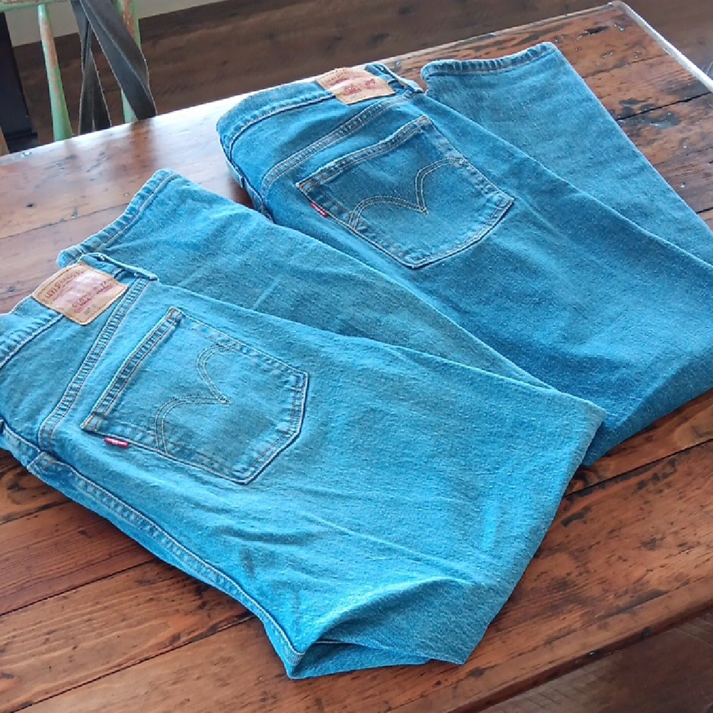 TWO PAIRS WOMENS LEVIS JEANS